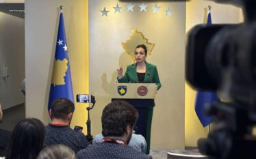 Osmani tërheq kërkesën e saj në Kushtetuese: Gjyqtari Llaban paraqet…