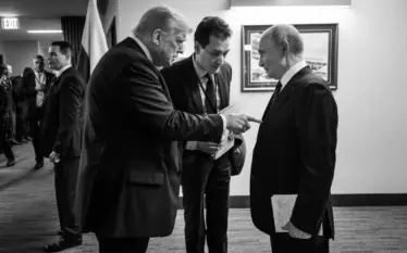 Moment i Kapur nga Objektivat: Trump, e Tregoi me Gisht…
