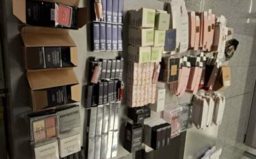 Dogana kap produkte kozmetike të padeklaruara në Aeroportin e Prishtinës,…