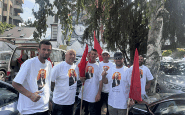 Veshur me uniforma të UÇK-së e bluza me fotografi të…