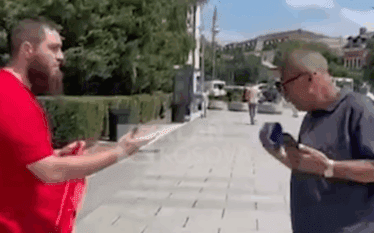 Shkeli me dy këmbët flamurin e Kosovës në sheshin e…