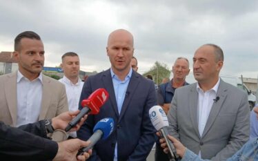Ministri Aliu i përgjigjet kritikave për urat në Mitrovicë: U…