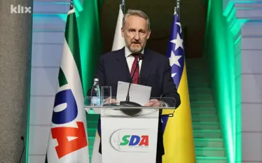 Izetbegoviç: Vuçiç po përpiqet të kthejë kryengritjen qytetare në Serbi…
