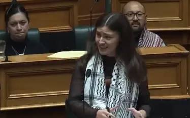 Politikania në Zelandën e Re dëbohet nga parlamenti pasi kërkoi…