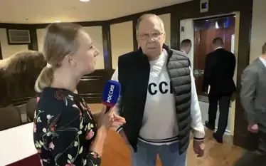 Lavrov komentoi stilin e tij të modës dhe xhemperin “SSSR”:…