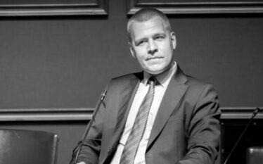 Dyshohet se u vetëvra brenda parlamentit finlandez, kush ishte deputeti…