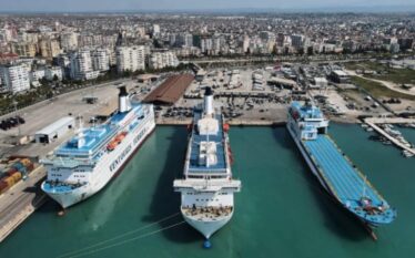 Valë e pushuesve në portin e Durrësit, mbi 24 mijë…