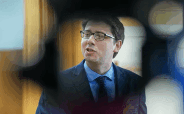Murati akuzon opozitën për rrogat e RTK’së, harron që Kushtetuesja…