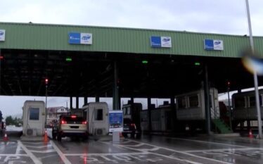 Zjarri i afrohet rrugës, mbyllet kufiri Kosovë-Maqedoni e Veriut në…