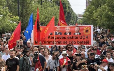Pjesëmarrës të protestës tashmë po mbushin sheshet e Prishtinës