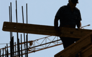Vdes në QKUK 58-vjeçari që ra nga kulmi para dy…