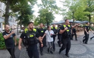 Një vajzë 14-vjeçare gjermane u arrestua në një tubim pro-palestinez…