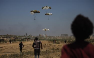 Vazhdon hedhja e ndihmave nga ajri në Gaza mes sulmeve…