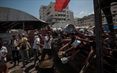 Shpërndahen ushqime për palestinezët që luftojnë kundër urisë në Gaza