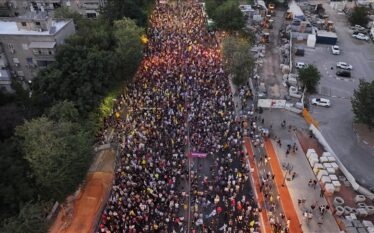 Qindra njerëz protestojnë në Tel Aviv duke kërkuar lirimin e…