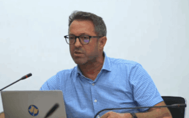 Krasniqi i LVV-së në KQZ e sulmon brutalisht gjykatësin shqiptar:…