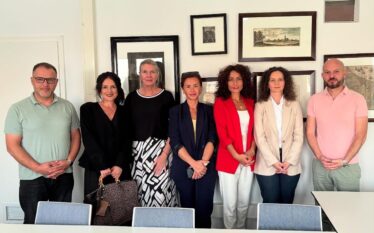 Ambasadorja holandeze pret redaktorët që u larguan nga moderimi në…