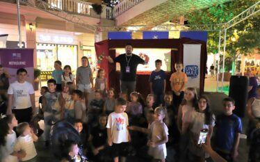 Karagöz dhe Hacivat takohen me fëmijët në Prizren