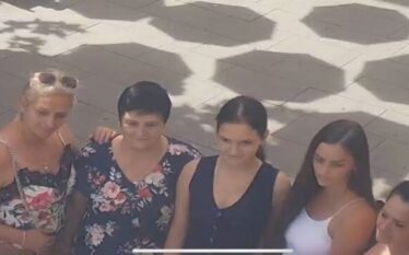 Një grua harroi kuletën derisa bënte fotografi, disa të tjera…