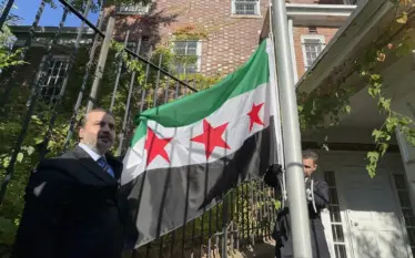 Ministri i jashtëm ngriti flamuri sirian mbi ambasadën në Washington…