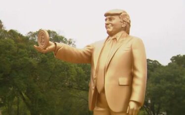 Para Kapitolit në Uashington u vendos një statujë e madhe…