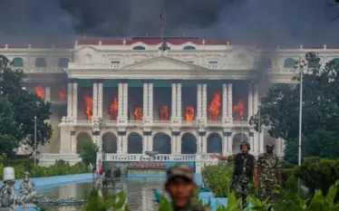 Nepal, protestuesit antiqeveritarë i vënë flakën ndërtesës së parlamentit
