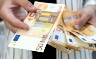 Euro në minimum historik