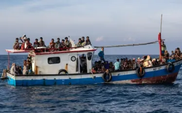 Anija me refugjatë sudanezë përfshihet nga flakët pranë brigjeve të…