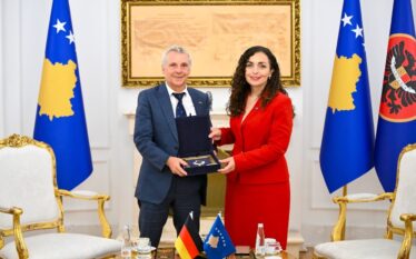 Rohde në takim lamtumirës me Osmanin – I dhuron reçel…