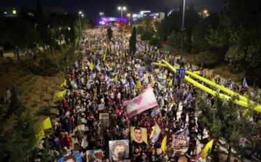Kërkojnë fundin e luftës në Gaza, mijëra protestues mblidhen në…