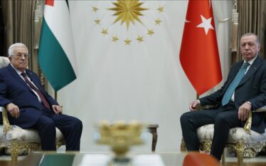 Presidenti turk Erdoğan pret në takim homologun e tij palestinez…