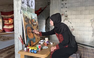 Piktorja palestineze përpiqet t’i tregojë botës për gjenocidin e Izraelit…