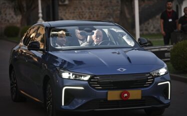 Presidenti Erdoğan pranon modelin e ri ‘fastback’ T10F të prodhuesit…