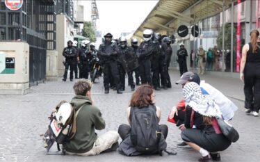 Francë, 675 persona të arrestuar në protestat kundër Macronit