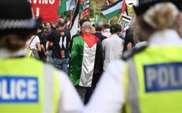 Britani, 7 të arrestuar përpara tubimit në mbështetje të grupit…
