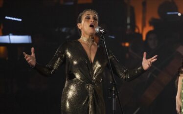 Këngëtarja izraelite Noa bën thirrje për paqe në një performancë…