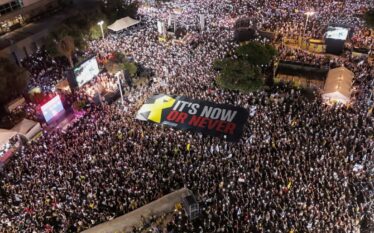 Dhjetëra mijëra njerëz në protesta në Tel Aviv: Transparent i…