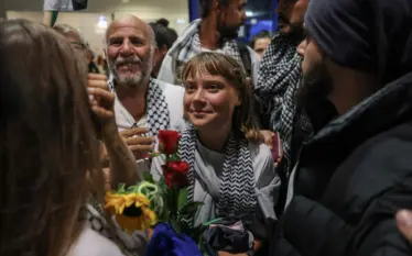 Turmë e madhe njerëzish priti aktivistët në Athinë, fjalimi frymëzues…
