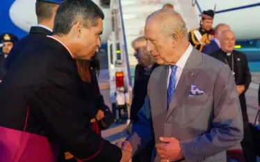 Simbol i pajtimit: Mbreti Charles mbërrin në vizitë historike në…