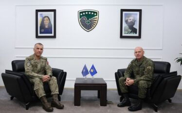 Jashari pret në takim lamtumirës zëvendëskomandantin e KFOR-it