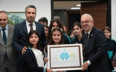 Nxënësit e Shkollave Maarif vizituan Shtëpinë e të Moshuarve “Jetimat…