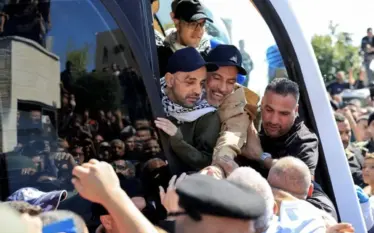 Qindra palestinezë pritën me lot dhe brohoritje të burgosurit e…