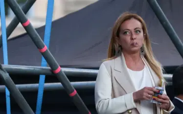 Meloni: “Nëse më detyrojnë të lë cigaren, do të vras…