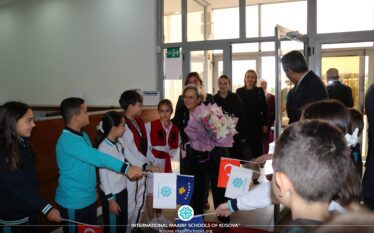 Vizitë e veçantë në shkollën “Maarif” nga Hürriyet Bayraktaroğlu