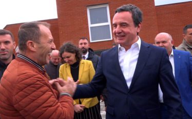 “Çajin e kam përvlu, hajde” banori e fton, Kurti: Duhet…