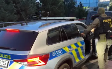 Gjendje e rrethimit në Pragë: Policia dhe ushtria bllokojnë aeroportin…