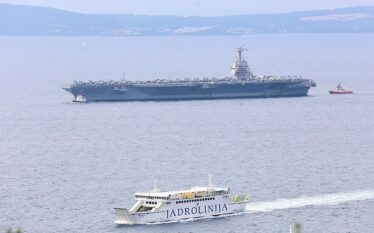 Anija më e madhe luftarake në botë mbërrin në Split,…