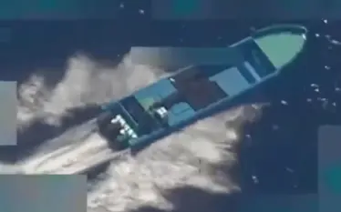 Forcat amerikane godasin një anije që dyshohej se transportonte drogë,…