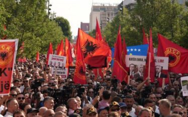 Edi Rama dhe Alfred Moisiu në protestën për krerët e…