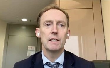 Eurodeputeti Andrews i bën thirrje BE-së të vazhdojë “kërcënimin e…